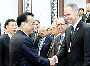 李克強(qiáng)會(huì)見獲“中國(guó)政府友誼獎(jiǎng)”外國(guó)專家　愛德華獲此殊榮并應(yīng)邀參加頒獎(jiǎng)典禮