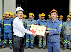 挖掘機公司結(jié)構(gòu)件廠底架班榮獲“全國先進班組獎”
