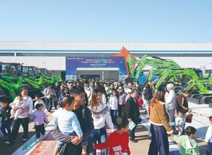 柳工全球客戶節(jié)開(kāi)放日溫情啟幕 三千員工家屬共鑒硬核實(shí)力與家文化溫度