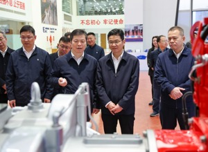 自治區(qū)副主席曹志強調研柳工：以科技創(chuàng)新引領產業(yè)創(chuàng)新 加快打造現(xiàn)代化支柱產業(yè)